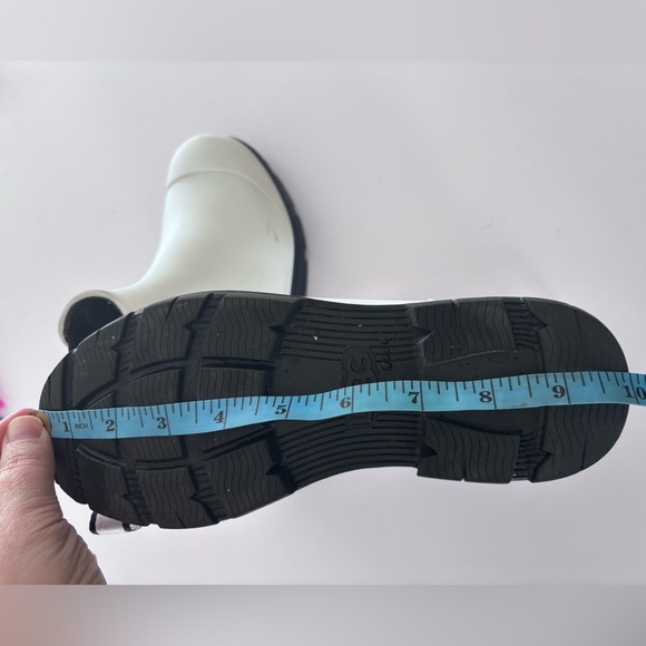 UGG White and Black Droplet Boots - Picture 4 of 7